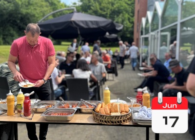 Folk der hygger sig til arrangement i telefonHuset