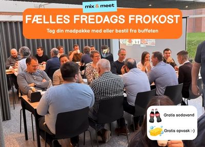 Folk spiser fælles frokost i telefonHuset