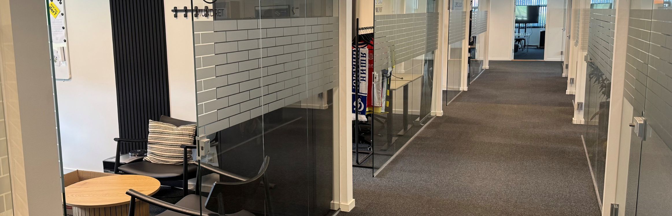 Billede af kontorgangen foran kontoret