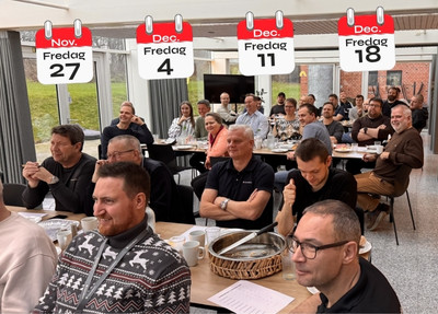 Folk spiser fælles frokost i telefonHuset